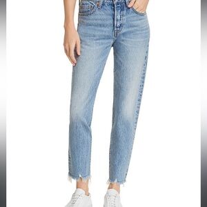 Levi’s wedgie fit fray bottom size 26